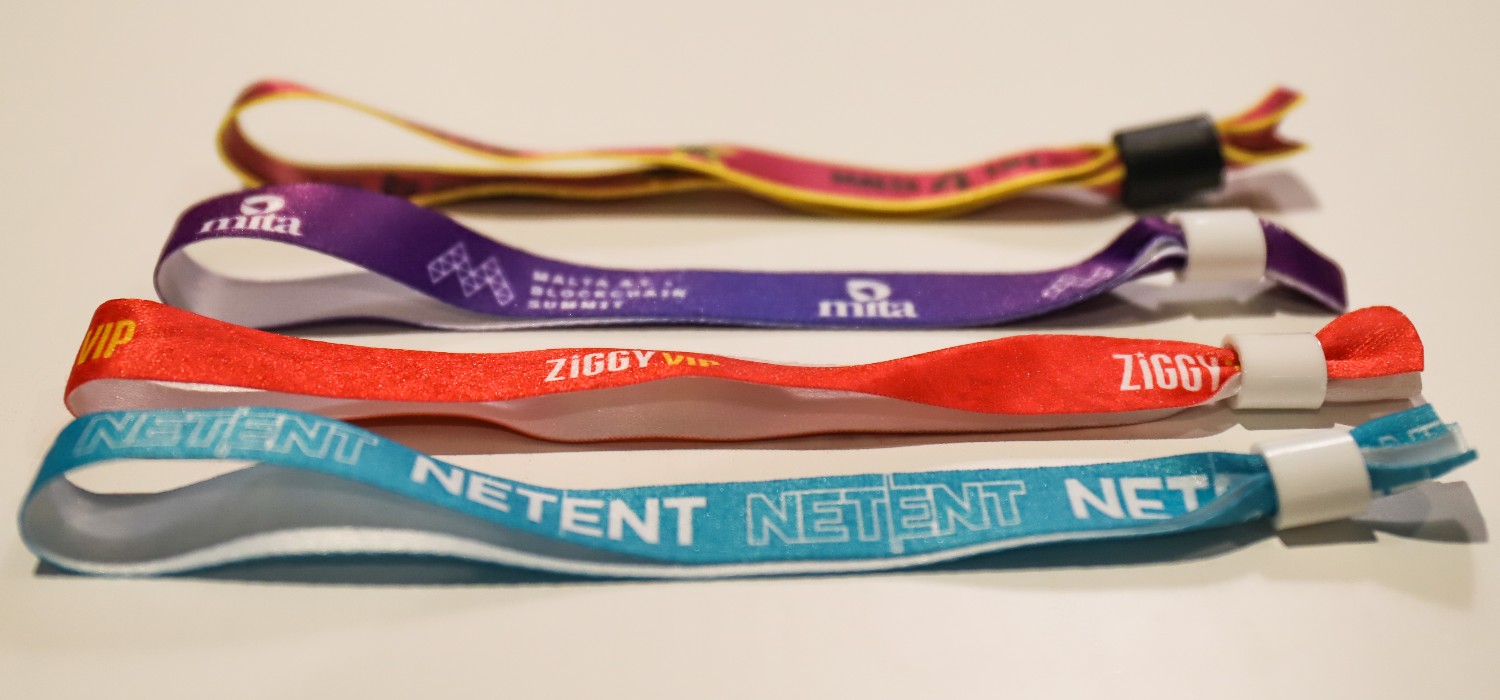 Guida ai migliori braccialetti in tessuto personalizzati - Design intrecciati vs sublimati