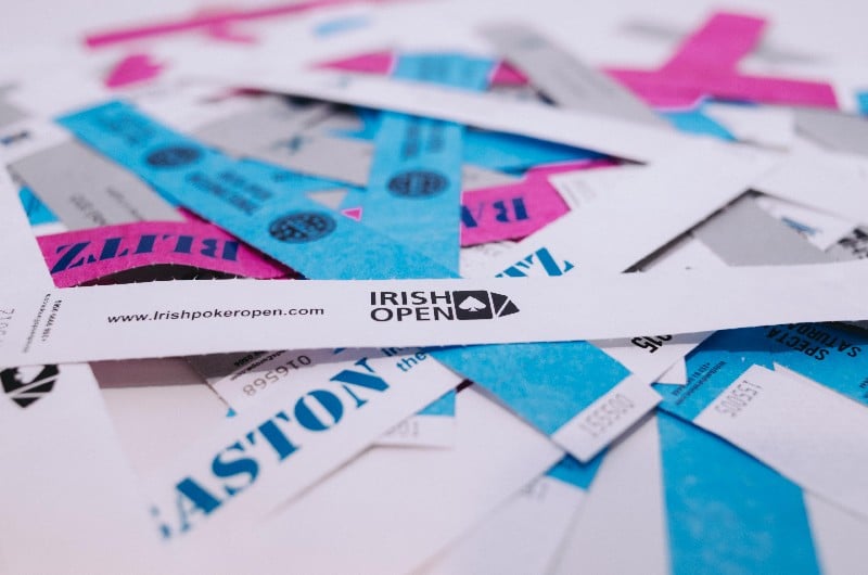 Da cosa sono realmente fatti quei braccialetti di carta personalizzati?